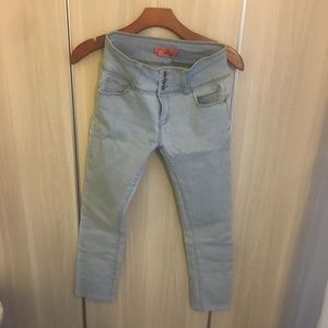 Butt Enhancing light blue ankle crop jeans